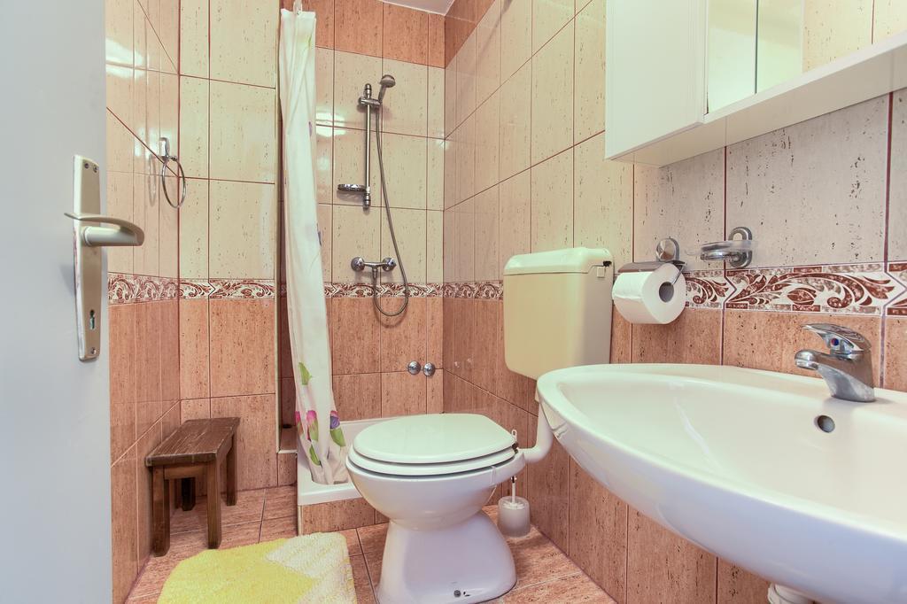 Apartments Vlatko Krk Town Exterior photo