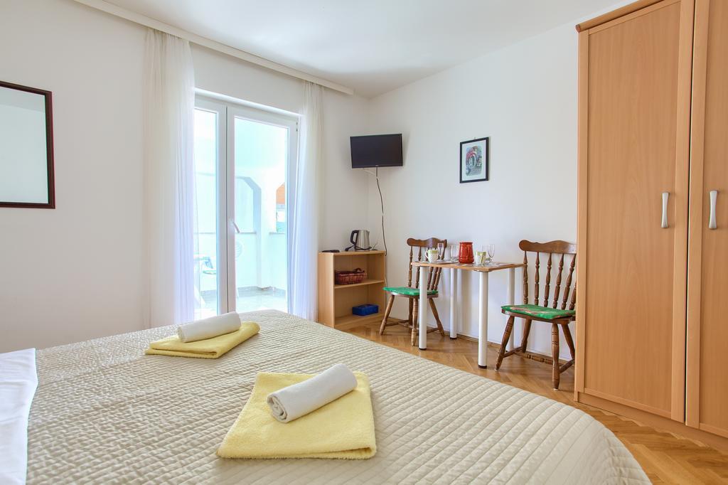 Apartments Vlatko Krk Town Exterior photo