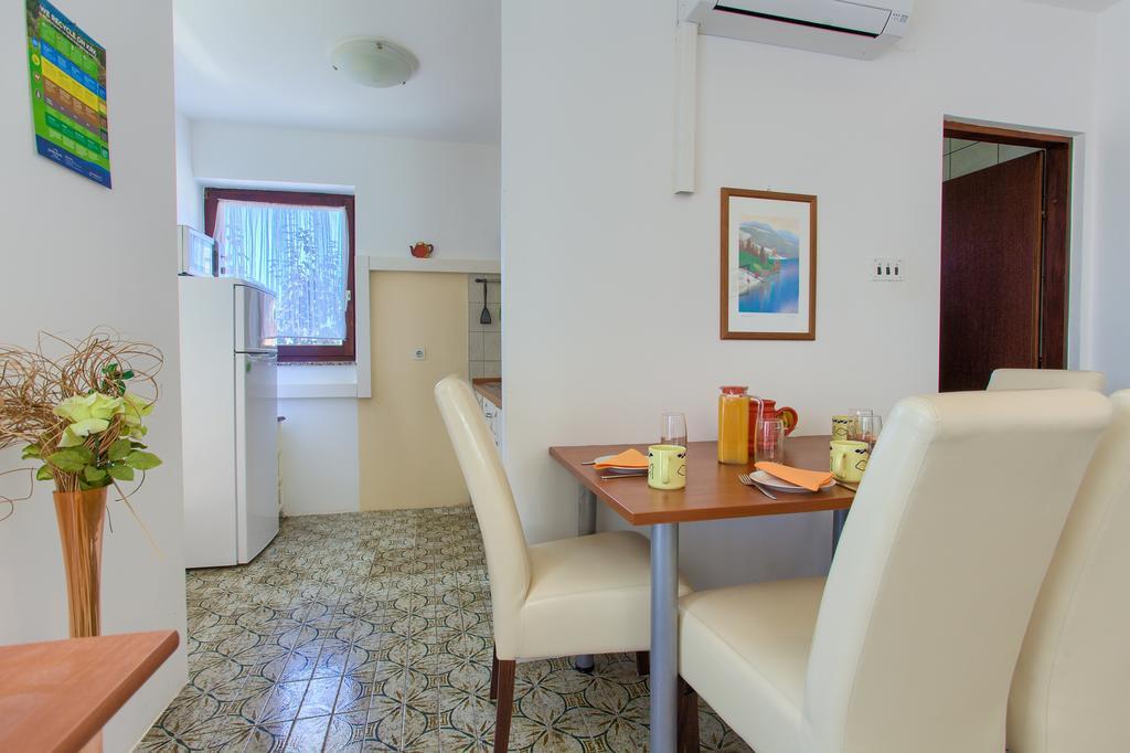 Apartments Vlatko Krk Town Exterior photo