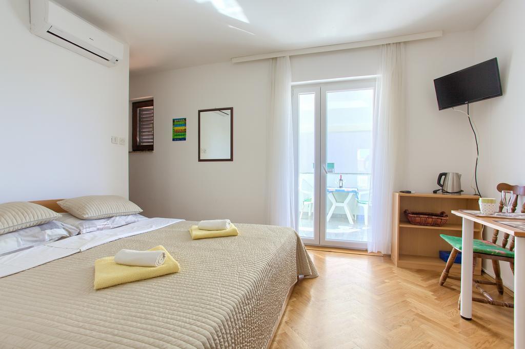 Apartments Vlatko Krk Town Exterior photo