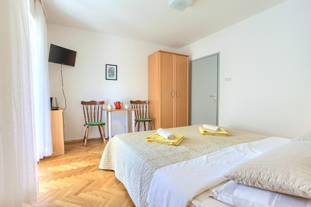 Apartments Vlatko Krk Town Exterior photo