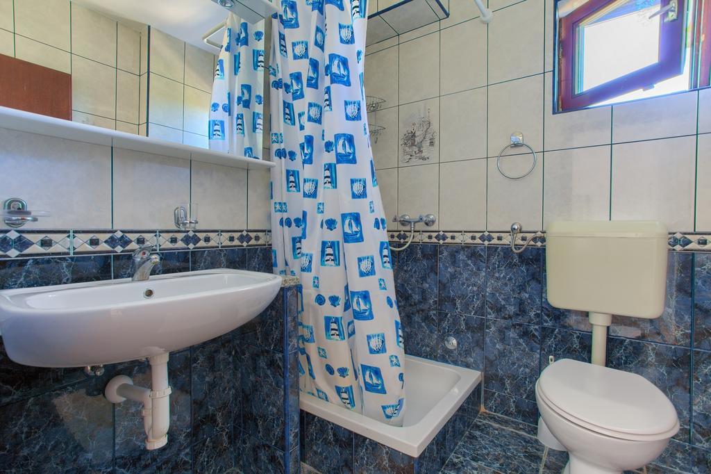 Apartments Vlatko Krk Town Exterior photo