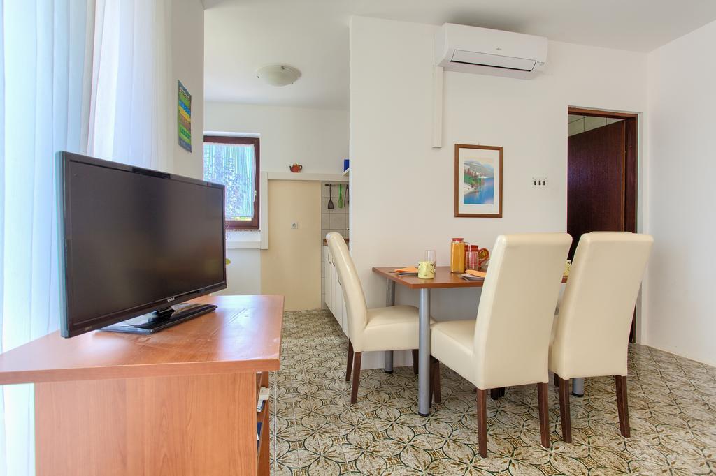 Apartments Vlatko Krk Town Exterior photo