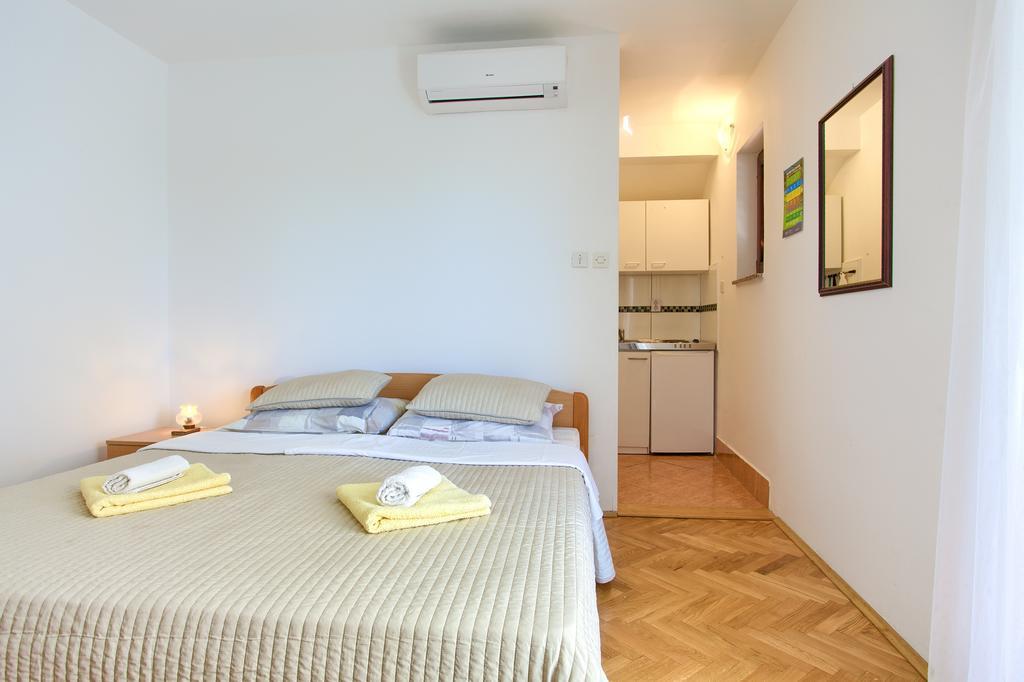 Apartments Vlatko Krk Town Exterior photo