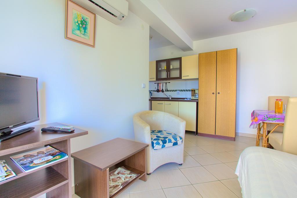 Apartments Vlatko Krk Town Exterior photo
